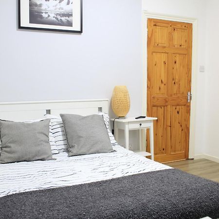 Appartamento Modern Ground Floor Flat - 15 Min To Central Londra Esterno foto