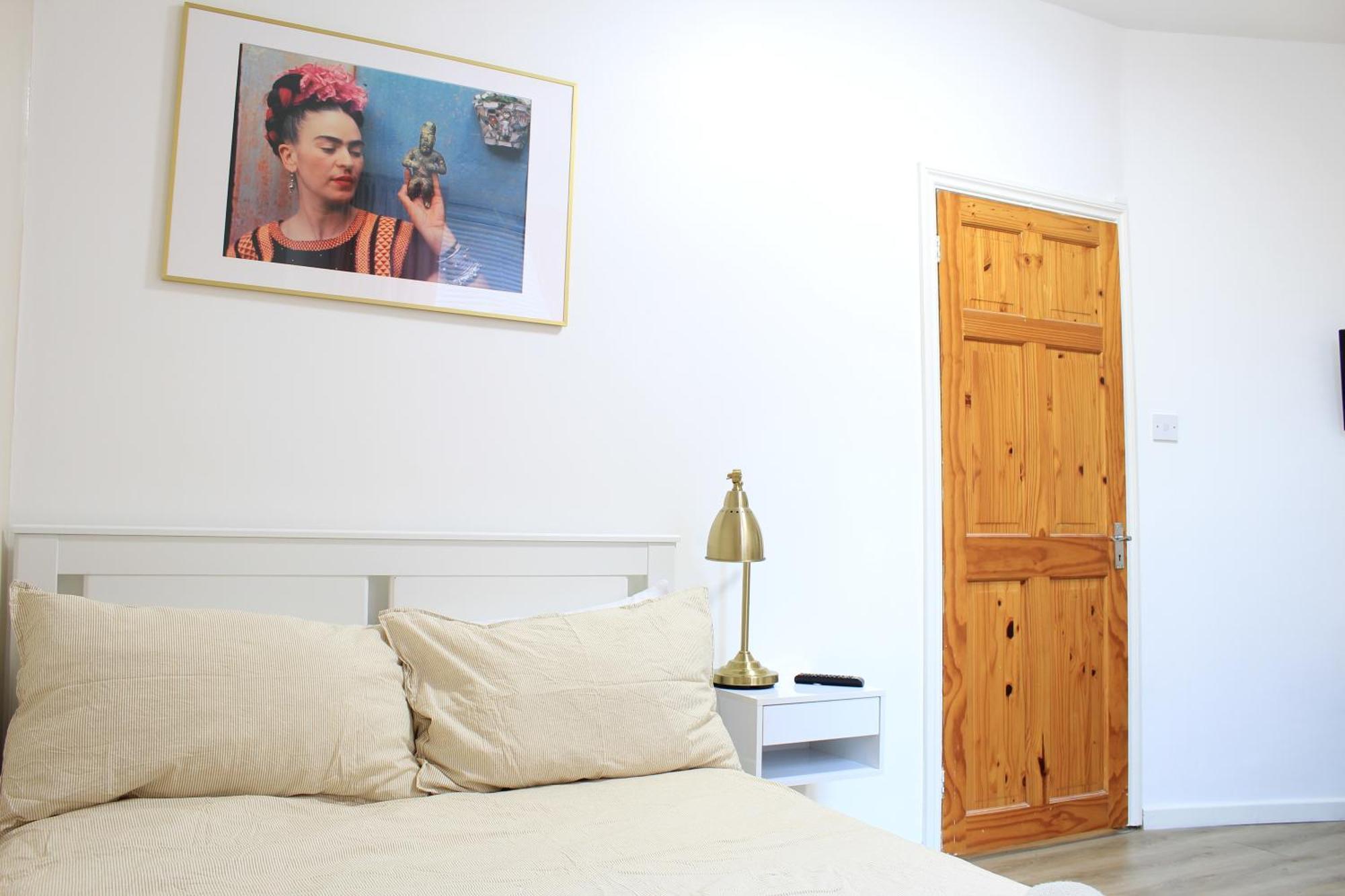 Appartamento Modern Ground Floor Flat - 15 Min To Central Londra Esterno foto